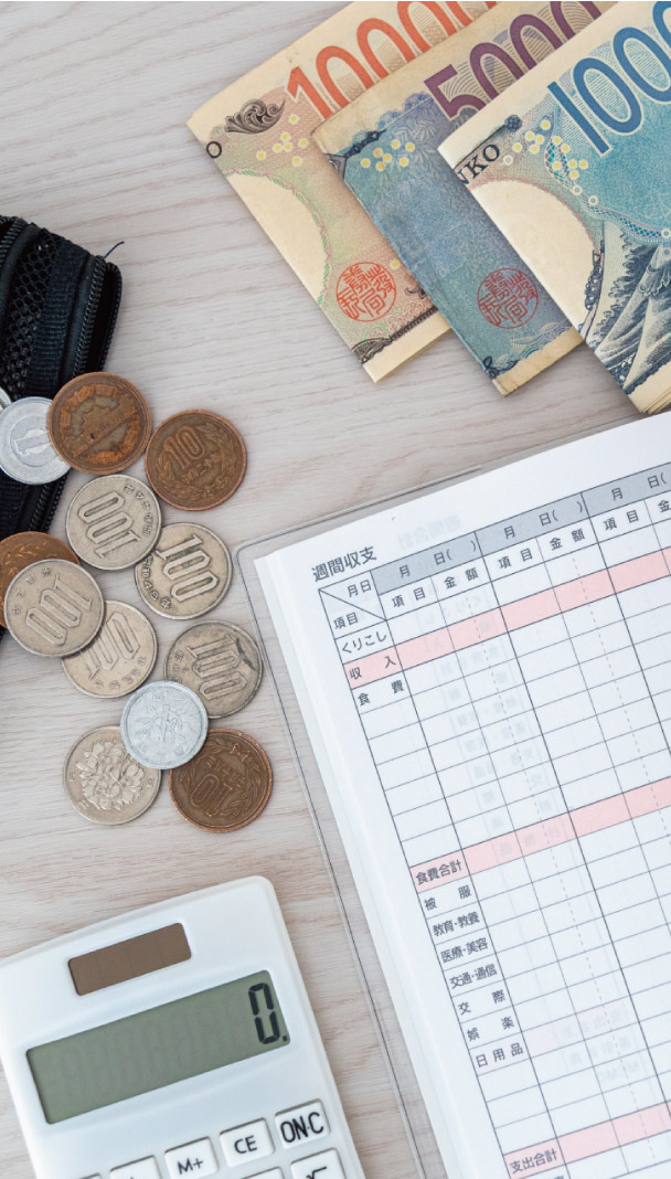 ティータイムを楽しむ女性